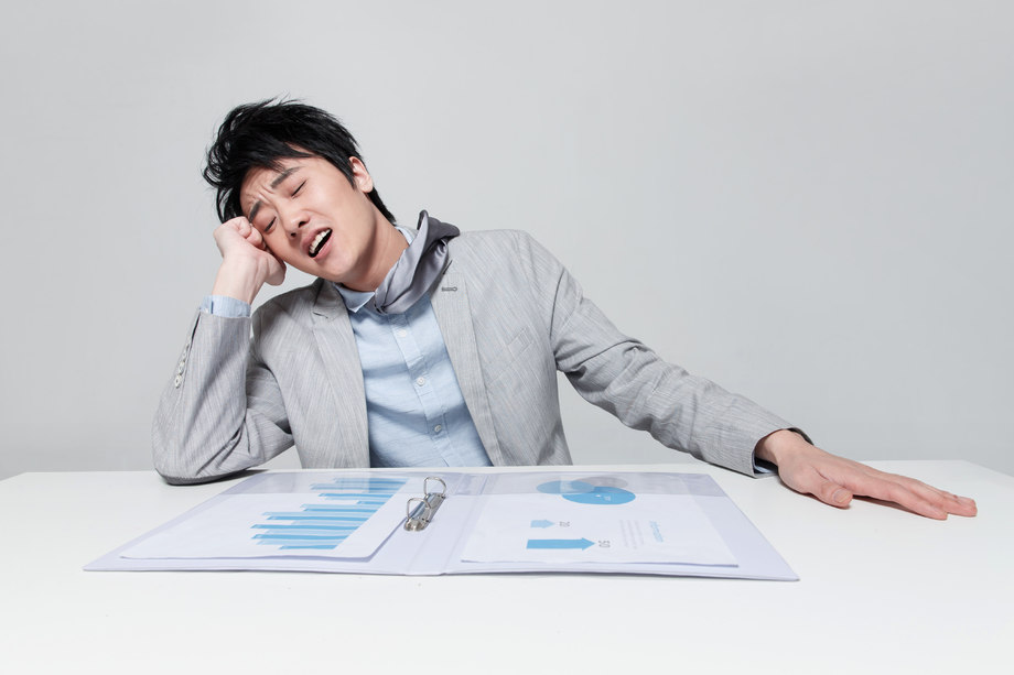 表情震惊的商务男士