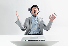 表情震惊的商务男士