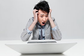 表情震惊的商务男士