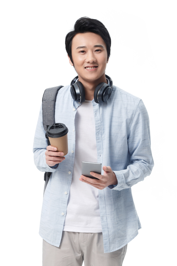 男青年拿着咖啡杯去上班图片