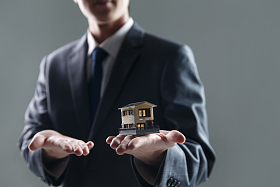 手拿房屋模型图片