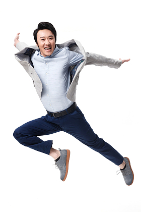 商务男士跳跃照片