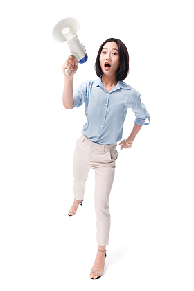 青年女人拿着扩音器图片