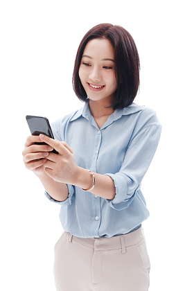 女白领看手机