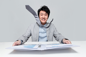 表情震惊的商务男士