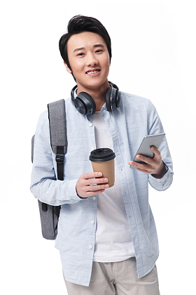 男青年拿着咖啡杯去上班图片