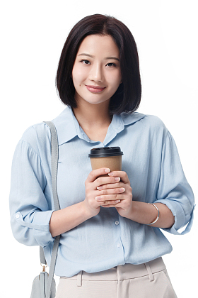 女白领手拿咖啡杯图片