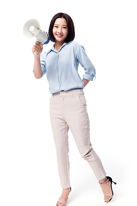 青年女人拿着扩音器