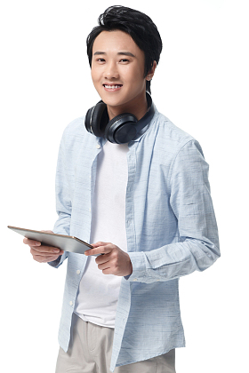 男青年拿着平板电脑