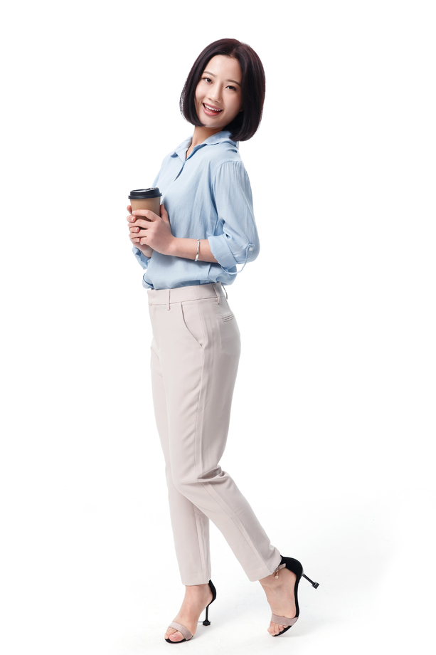 女白领手拿咖啡杯图片 女白领手拿咖啡杯图片