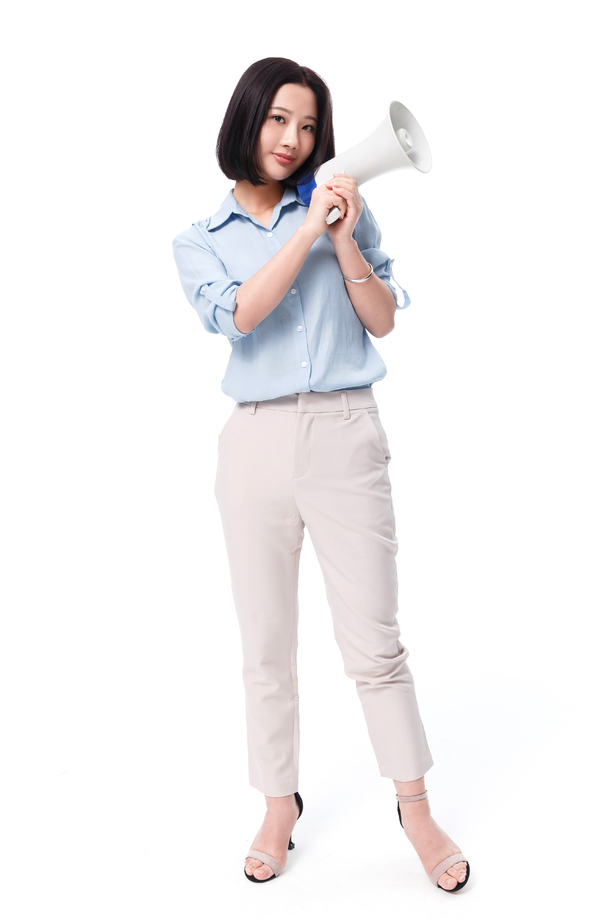 青年女人拿着扩音器图片 青年女人拿着扩音器图片