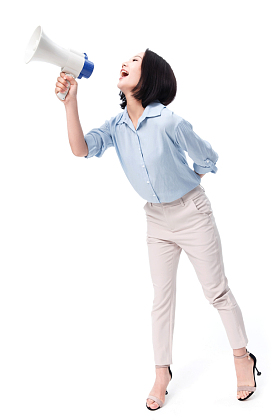 青年女人拿着扩音器