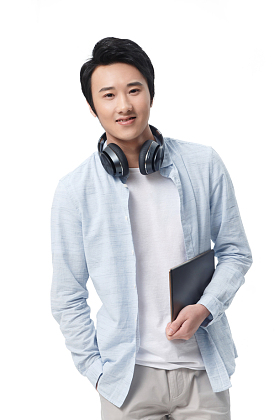 男青年拿着平板电脑图片