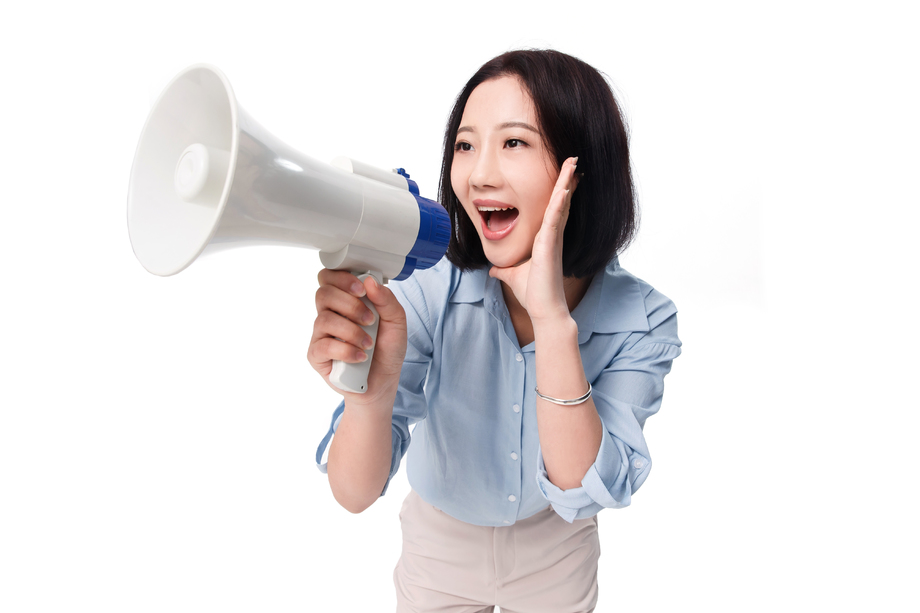 青年女人拿着扩音器 青年女人拿着扩音器