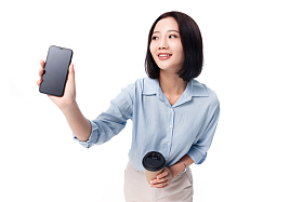 女白领手拿咖啡杯图片