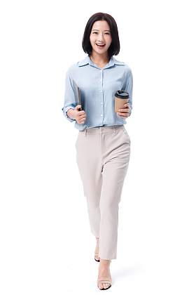 女白领手拿咖啡杯