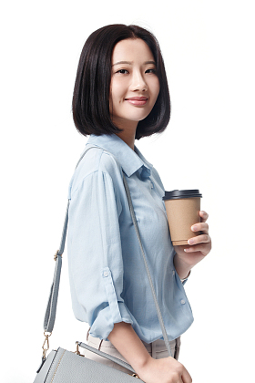 女白领手拿咖啡杯