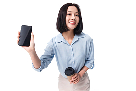 女白领手拿咖啡杯