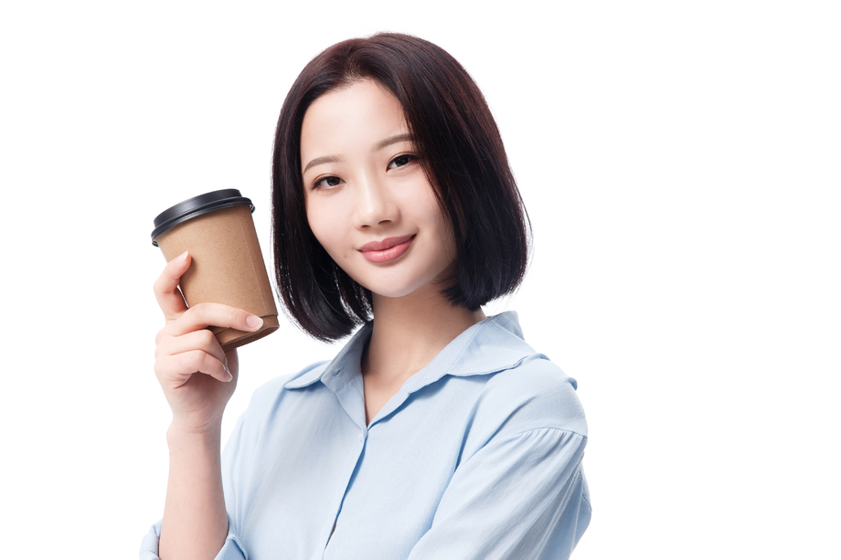 女白领手拿咖啡杯图片 女白领手拿咖啡杯图片