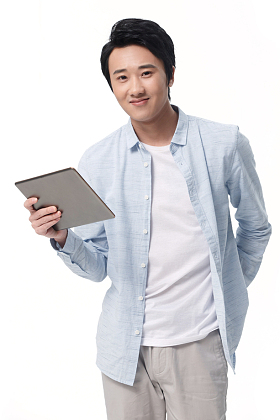 男青年拿着平板电脑