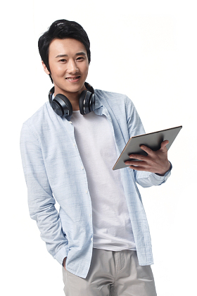 男青年拿着平板电脑