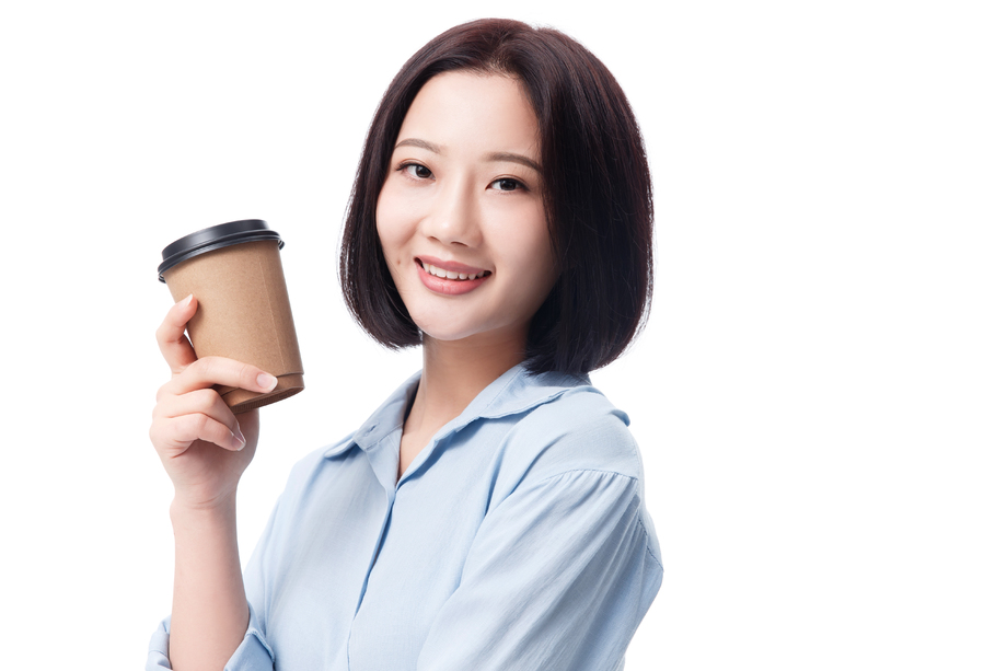 女白领手拿咖啡杯图片