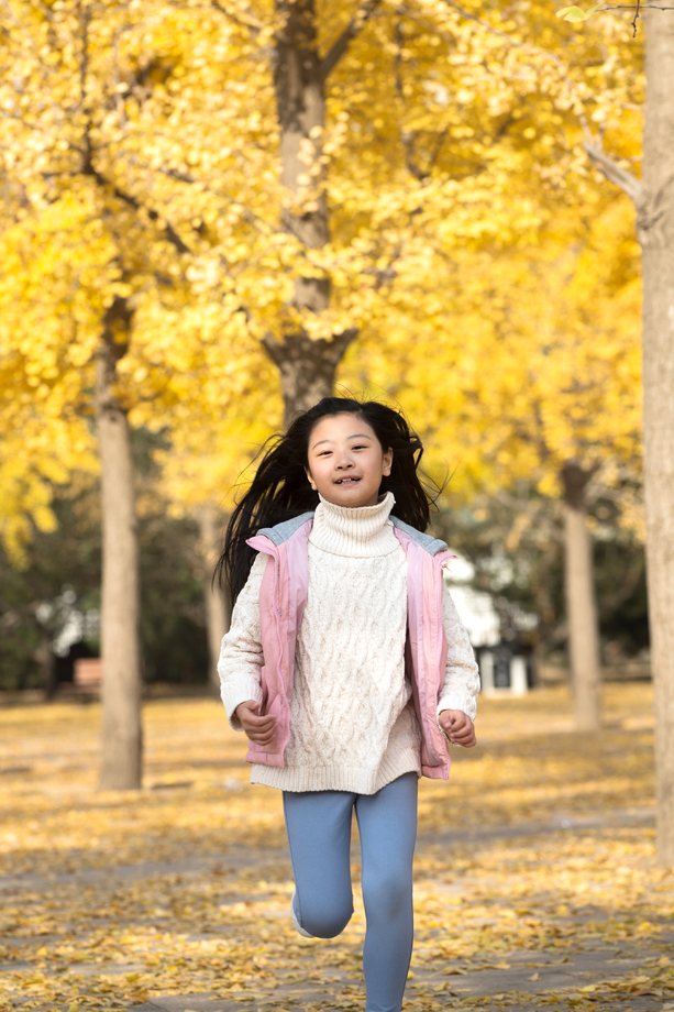 可爱的小女孩在户外玩耍图片 可爱的小女孩在户外玩耍图片
