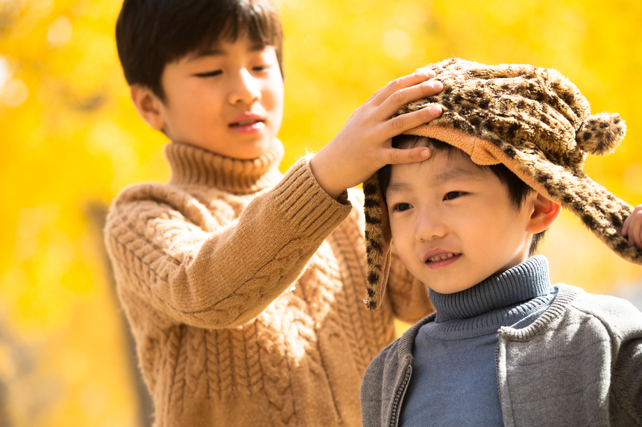 两个男孩在户外照片 两个男孩在户外照片