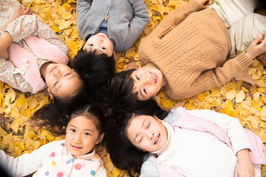 可爱的男孩女孩躺在地上 可爱的男孩女孩躺在地上