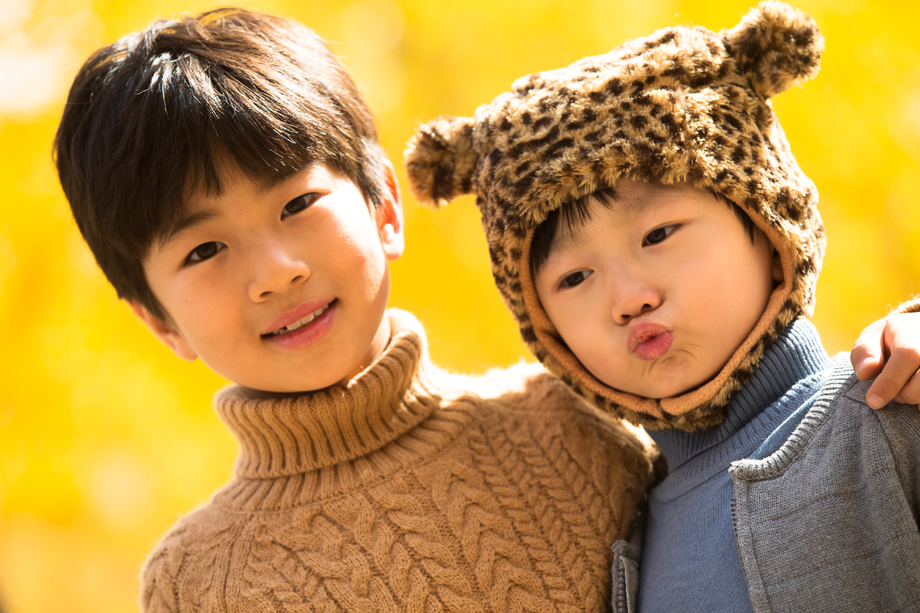 两个男孩在户外图片 两个男孩在户外图片