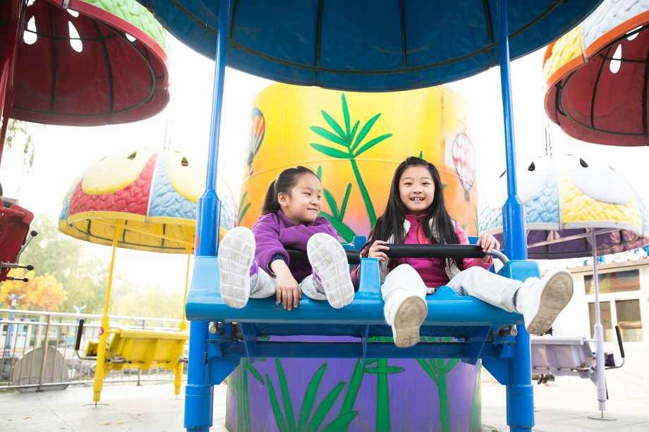 两个女孩在游乐场玩耍图片