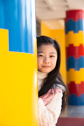 可爱的女孩在游乐场