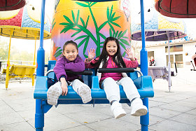两个女孩在游乐场玩耍图片
