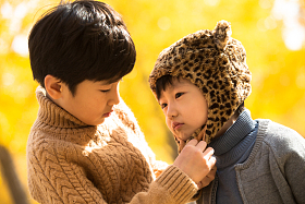 两个男孩在户外图片