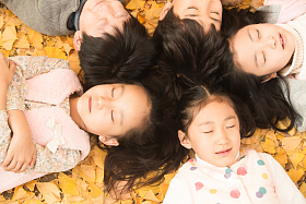 可爱的男孩女孩躺在地上
