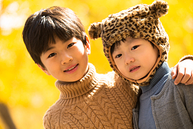 两个男孩在户外照片