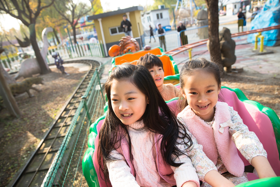 男孩女孩坐过山车 男孩女孩坐过山车