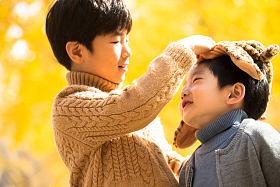 两个男孩在户外图片