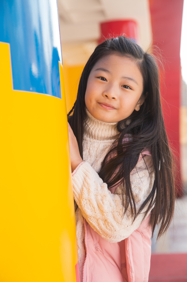 可爱的女孩在游乐场图片 可爱的女孩在游乐场图片