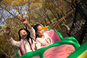 男孩女孩坐过山车