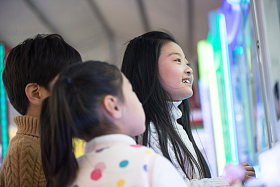 男孩女孩在游戏厅玩耍