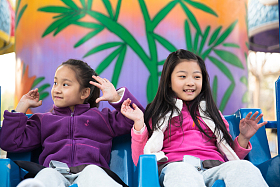 两个女孩在游乐场玩耍图片