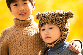 两个男孩在户外照片