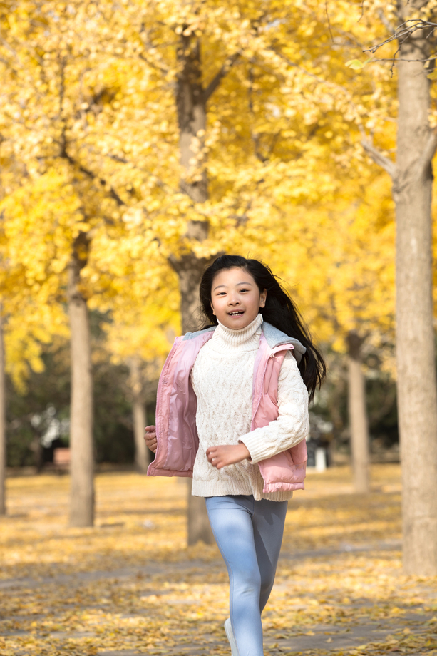 可爱的小女孩在户外玩耍 可爱的小女孩在户外玩耍