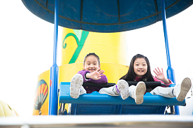 两个女孩在游乐场玩耍图片