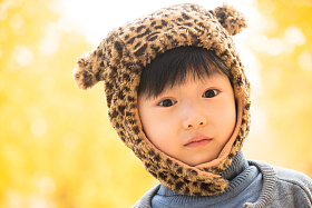 小男孩在户外玩耍照片