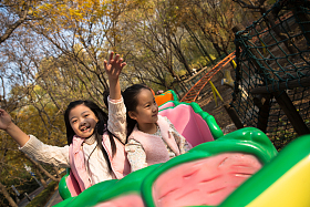 男孩女孩坐过山车