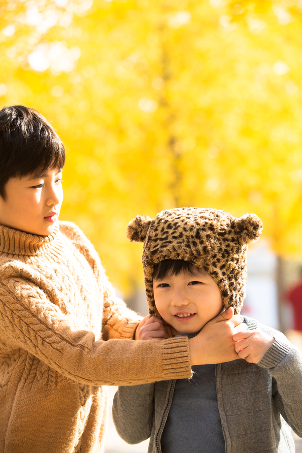 两个男孩在户外 两个男孩在户外