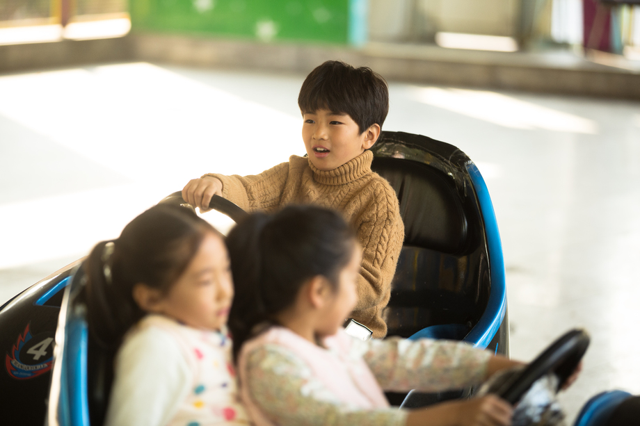 小学生在游乐场玩耍图片 小学生在游乐场玩耍图片