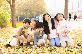 可爱的男孩女孩在户外玩耍